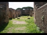 03147 ostia - regio i - insula xii - caseggiato dei triclini (i,xii,1) - decumanus maximus - vestibulum - bli in den hof - blick von norden.jpg